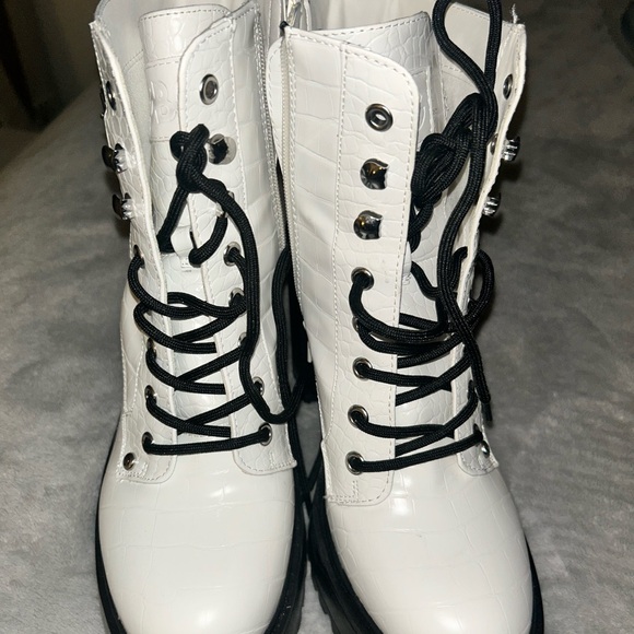 GBG Los Angeles Boots Women Sz 7 1/2
White Platform Faux Leather Zipper - Picture 1 of 5